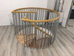 Balustrada z niższymi cięciwami i drewnianą poręczą okrężną - obrazek 8